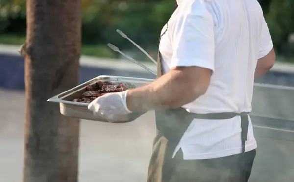 クックは焼き肉でベーキングシートを運ぶ ケバブのレシピコンセプト — ストック写真