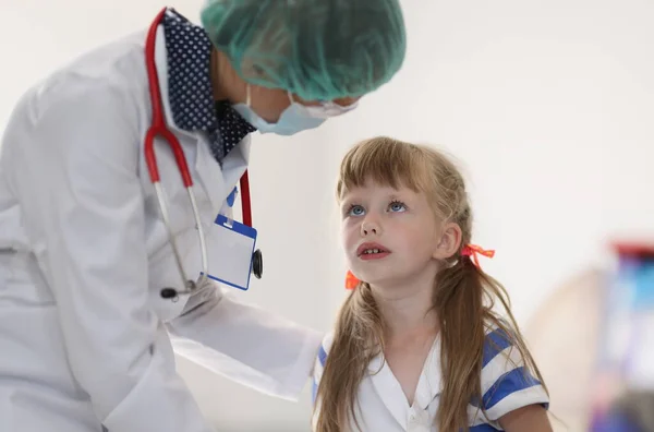 Egy Kislány Portréja Orvosi Vizsgálatról Gyermekgyógyászat Orvosi Központokban Klinikákon — Stock Fotó