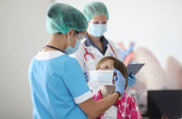 Dokter Memakai Topeng Pelindung Memakai Topeng Untuk Gadis Kecil Mode — Stok Foto