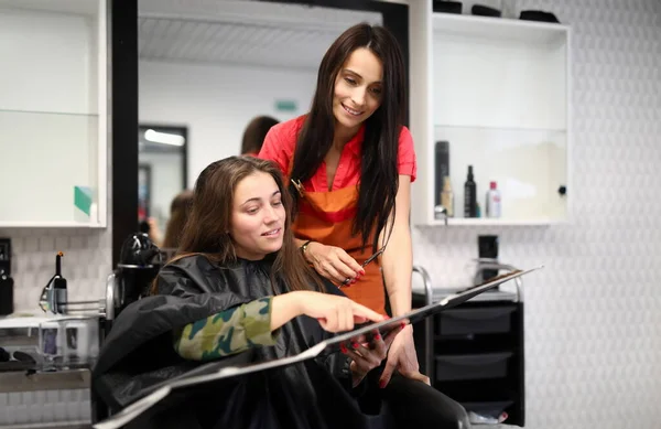 Friseurmeister Wählt Farbe Der Haarfärbung Mit Dem Kunden Haarfärbung Schönheitssalon — Stockfoto