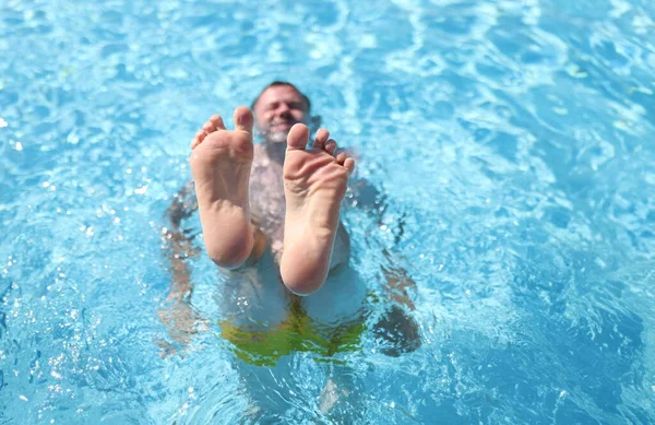 Άνθρωπος Δείχνει Πόδια Του Ξαπλωμένος Στην Πισίνα Αδυνάτισμα Πισίνα Έννοια — Φωτογραφία Αρχείου