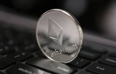 Bozuk para şifreli para birimi ethereum gümüşün klavye arkaplan temasında bulunur. Döviz kurunun yükselişi veya düşüşü nedeniyle para için piramidi takas et.