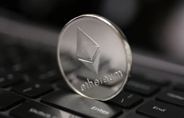 Die Münze Kryptowährung Ethereum Liegt Auf Dem Tastatur Hintergrundthema Des — Stockfoto