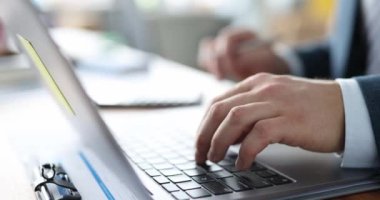 Hesap makinesiyle masadaki dizüstü bilgisayarda el yazısı yazmak. İş ve teknoloji eğitim kavramı