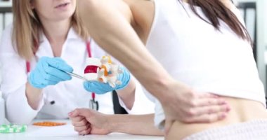 Romatoloğun resepsiyonunda omurga ağrısı olan hasta. Fıtık disk semptomları ve tedavi konsepti