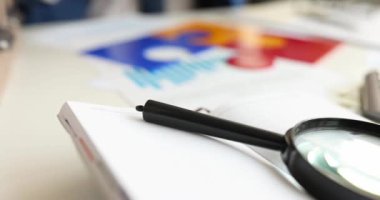 İş adamı 4K masası filmine renkli bulmacanın son parçasını koyuyor. İş kararları kavramını doğru