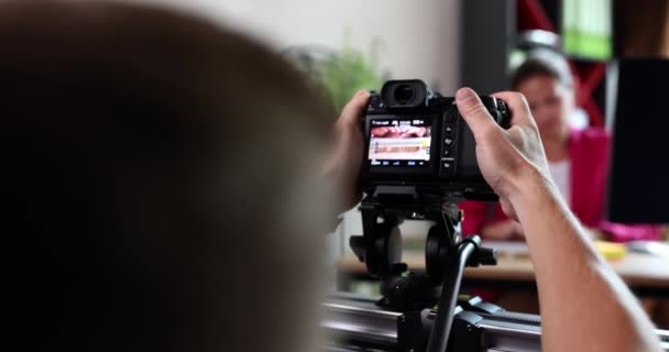 Kamerzysta Kręci Profesjonalną Kamerę Bizneswoman Biurze Film Slow Motion Koncepcja — Wideo stockowe