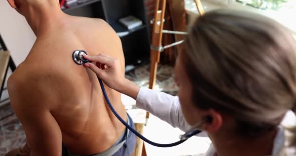 Doctor Pulmonologist Conducting Auscultation Lungs Back Patient Movie Slow Motion — Vídeo de stock