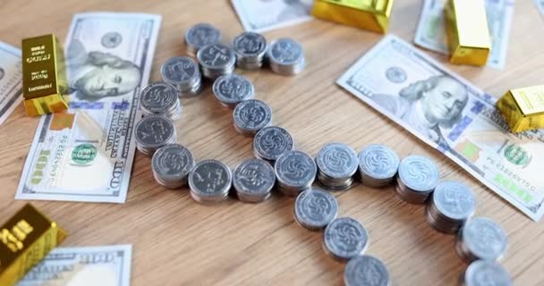 Amerikanisches Dollarzeichen Aus Münzen Vor Dem Hintergrund Von Banknoten Und — Stockvideo