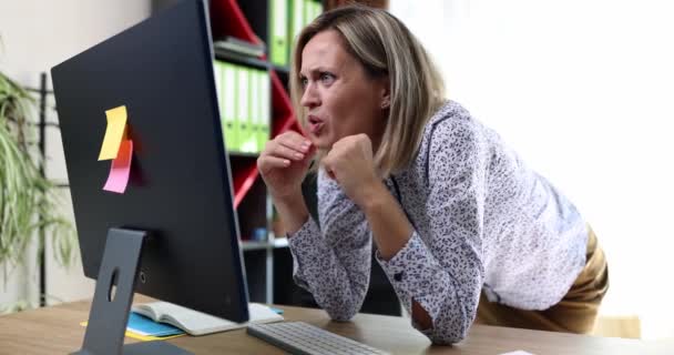 Shocked Businesswoman Looking Computer Screen Swearing Office Movie Slow Motion — Vídeos de Stock