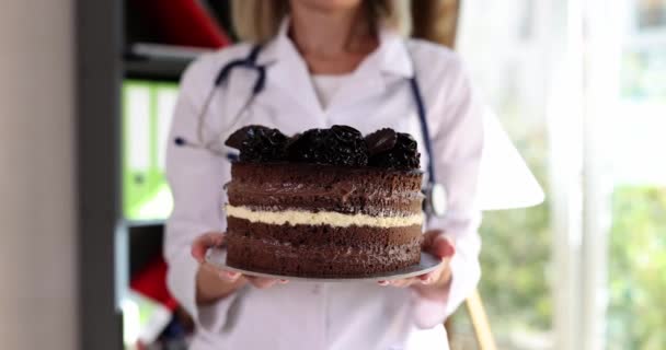 Woman Doctor Nutritionist Holding Chocolate Delicious Cake Her Hands Closeup — Vídeos de Stock