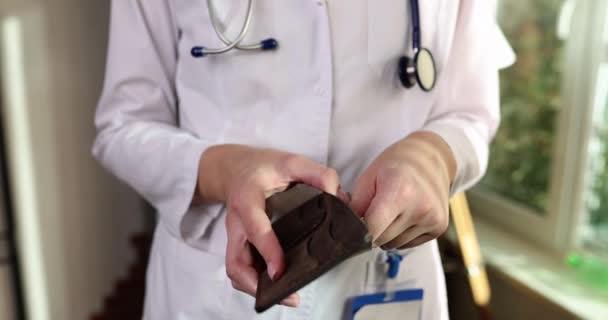 Orvos Pénztárcába Teszi Bankjegyeket Moziba Lassítva Orvosok Fizetésének Növekedése — Stock videók