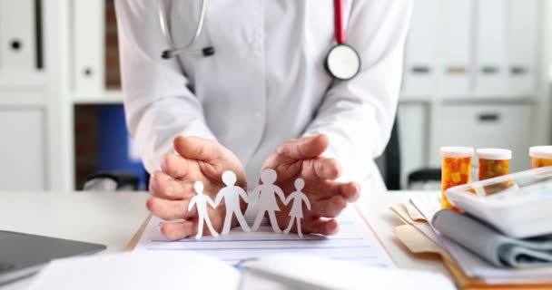Dottore Protegge Figure Carta Famiglia Concetto Assicurazione Malattia Familiare — Video Stock