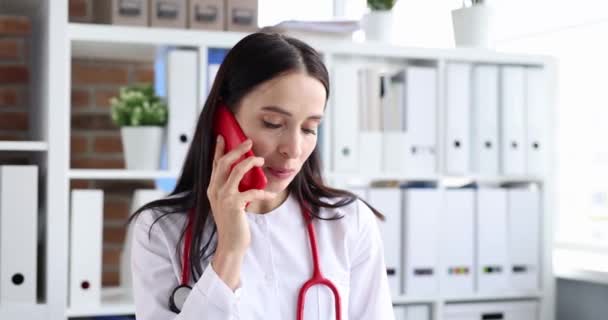 医者はスマートフォンで話している 遠隔医療相談の概念 — ストック動画