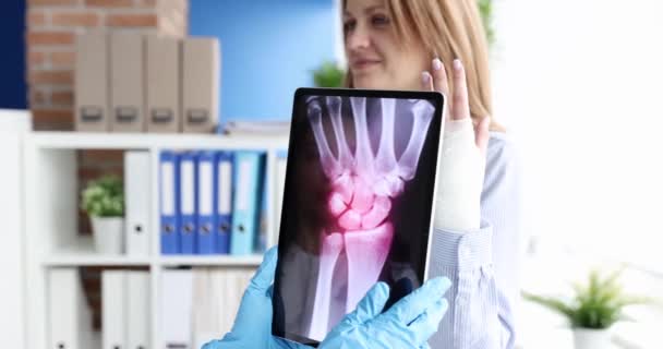 Arts Houdt Tablet Vast Met Röntgenfoto Van Patiëntenhand Ligament Pees — Stockvideo