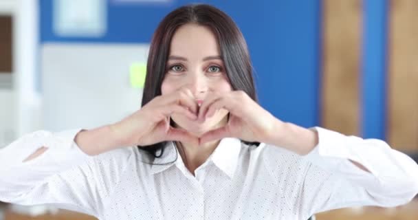 Leende Kvinna Gör Hjärtgest Med Händerna Kärlek Och Romantik Koncept — Stockvideo