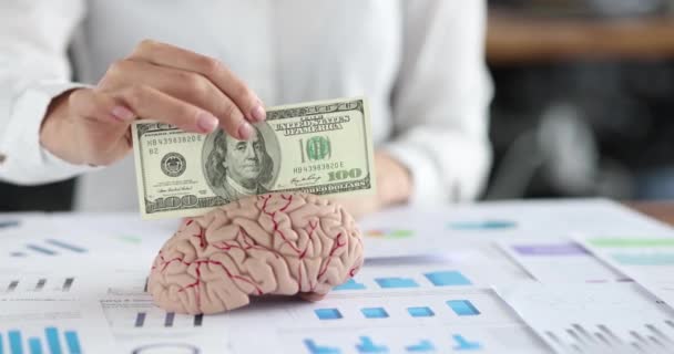 Mano Mujer Pone Billete Cien Dólares Maqueta Del Cerebro Humano — Vídeos de Stock