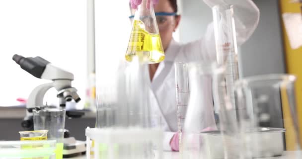 科学家在实验室的瓶中搅拌有机油 研究和创新概念 — 图库视频影像