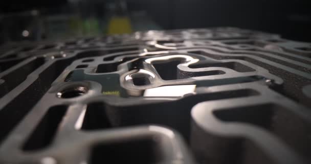 機械グリースとオイルでコーティングされた金属車のスペアパーツ 部品コンセプトのための潤滑剤 — ストック動画