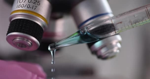 青い液体の医学研究とテスト 研究室研究液体概念 — ストック動画