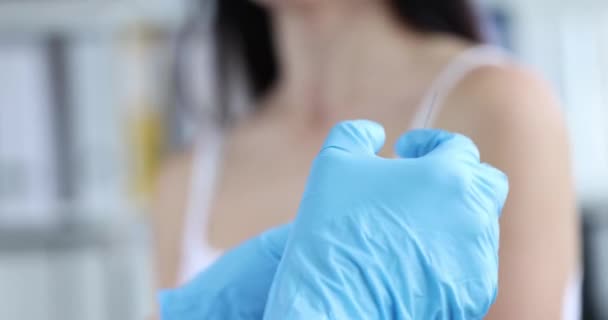 病人拒绝在诊所接种疫苗 反对疫苗接种概念的人 — 图库视频影像