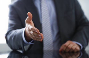 Takım elbiseli adam ve ofis portre Merhaba olarak vermek el kravat. Arkadaş hoş geldiniz arabuluculuk teklifi tanıtım teşekkürler jest Zirvesi katılmak onay motivasyon erkek kol grev pazarlık olumlu