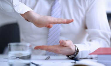 Ofisteki konferans sırasında erkek kolları açık. Öneri illüstrasyonu teklif rüşvet talep kavramı