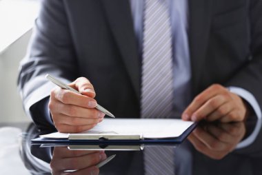 Takım elbise ve kravat erkek kol için gümüş kalem portre ile yastık kısaltıldı formu doldurun. İşareti jest okuma Paktı satış aracı banka iş yapmak Not kredi kredi ipotek yatırım Finans Şef yasal hukuk kavramı