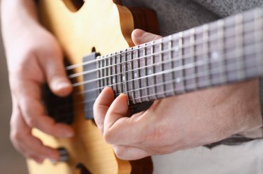 Erkek tutan ve oyun klasik şekli ahşap elektro gitar closeup silah. Altı Müzik Okulu eğitim sanat eğlence elektrik vintage sahne Dükkanı eğleniyor öğrenme yaylı hobi kavramı keyfi