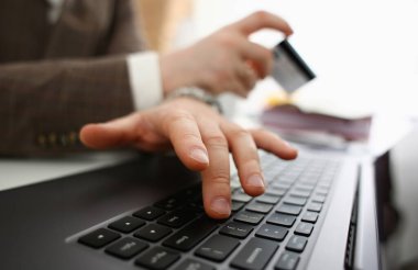 Erkek silah kredi kartı basın düğmeleri transfer closeup yapma tutun. İstemci indirim program sayısı veya dolgu kişisel kimlik bilgileri parola giriş hesabınıza girerken yolsuzlukla mücadele Finansal güvenlik