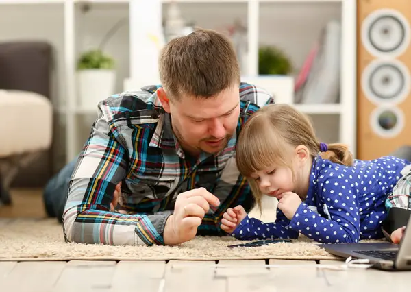 Cute Little Girl Floor Carpet Dad Use Cellphone Calling Mom — Stock Photo, Image
