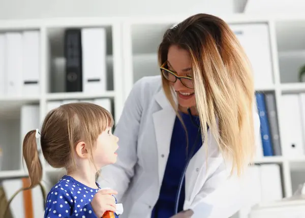 Doktor Resepsiyon Stetoskop Ile Küçük Bir Çocuk Fiziksel Sınav Şirin — Stok fotoğraf