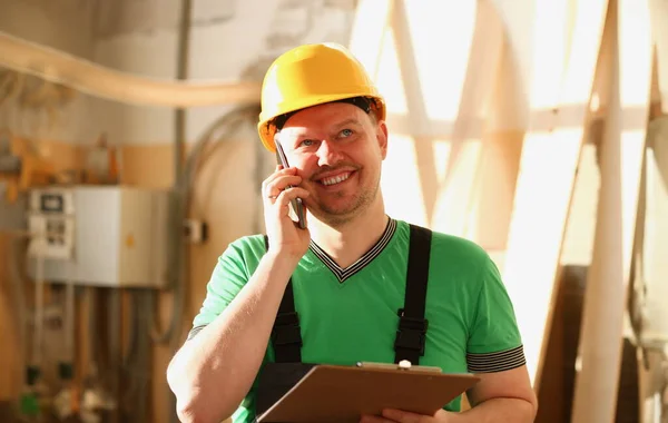Carpinteiro Falando Telefone Fabricação Móveis Loja Ferragens Leva Uma Ordem — Fotografia de Stock