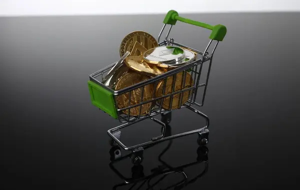 Кошик Супермаркету Монетами Криптовалюта Bitcoin Ethereum Littecoin Чорному Сірому Фоні — стокове фото