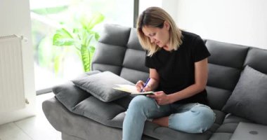 Serbest çalışan kadın gelecekteki iş planlarını yazıyor ya da her gün günlük planlar yapıyor. Yapılacaklar listesi ve planlama konsepti