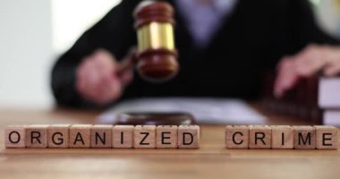 Organize suçlar ve mahkeme tokmağı ile hakim cezayı veriyor. Hüküm ve hüküm