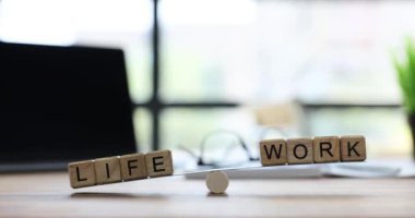 Tahta blok, kelimeler işe yarıyor ve hayat ahşap salıncakta dengeleniyor. Yolu seç ve işini ve yaşam amacını değiştir