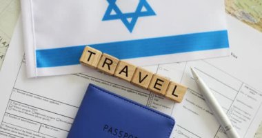 İsrail vize formunda pasaport ve bayrak. İsrail bayrağı ve seyahat planı