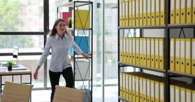 Ofiste zıplayan ve el sallayan mutlu çalışanlar. Mutluluk, zafer ve hedefe ulaşma duyguları