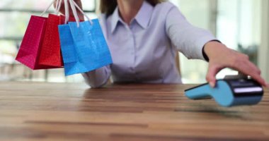 Hediye paketleri ve ödeme için POS terminali. Alışveriş ve ödeme