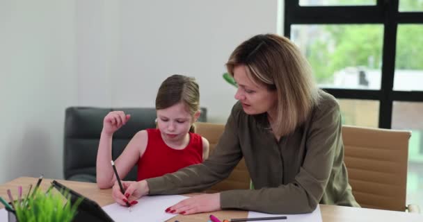Keskittynyt Suloinen Pieni Lapsi Onnellinen Äiti Piirustus Paperilla Yhdessä Kotona — kuvapankkivideo