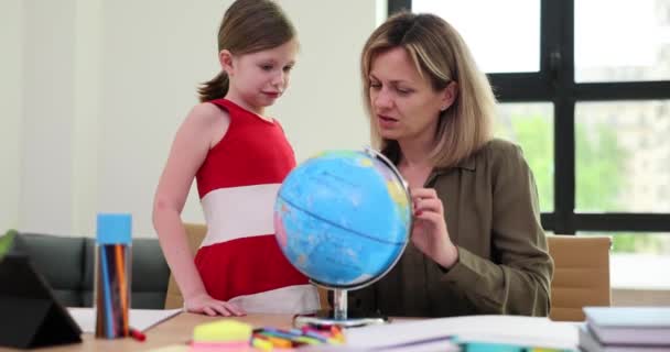 Lycklig Familj Som Har Roligt Att Utforska Världen Glada Glada — Stockvideo