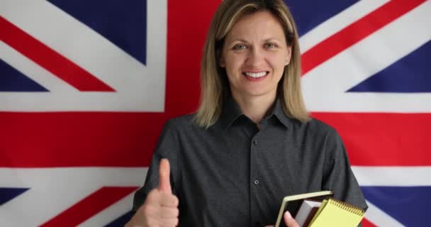 微笑的女学生在英国国旗上竖起大拇指 伦敦研究及教育获批准 — 图库视频影像