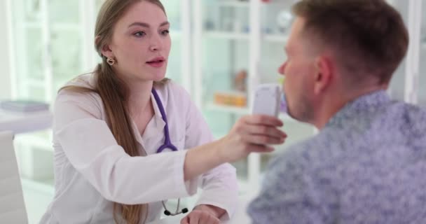 Lekarz Podaje Pacjentowi Abreathalyzer Pomiaru Poziomu Alkoholu Krwi Badanie Obecność — Wideo stockowe