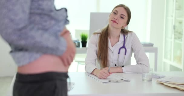 Muž Dotýká Ukazuje Své Tlusté Břicho Ženské Výživě Obezita Dietetetický — Stock video