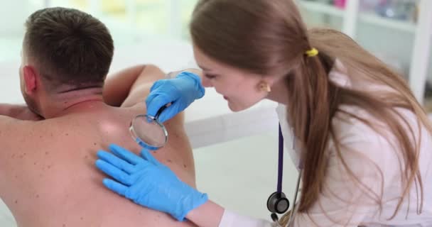 Oncologo Esamina Tumori Pelle Adulto Usando Lente Ingrandimento Moles Nevi — Video Stock