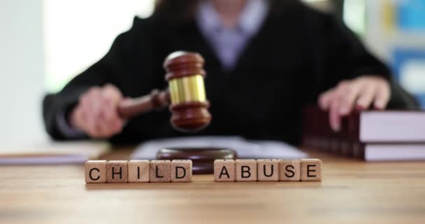 Juiz Bate Martelo Frase Abuso Infantil Abuso Infantil Negligência Parental — Vídeo de Stock