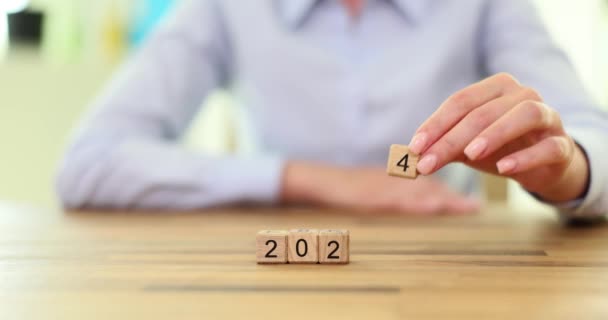 Woman Puts Cube Date 2024 Change Beginning Year — Stock Video