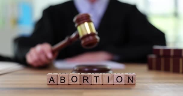 Aborto Palavra Juiz Com Martelo Sala Audiências Proibição Aborto — Vídeo de Stock