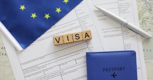 向欧盟移民的签证申请表 并填写在桌子上 申根签证的取得 — 图库视频影像
